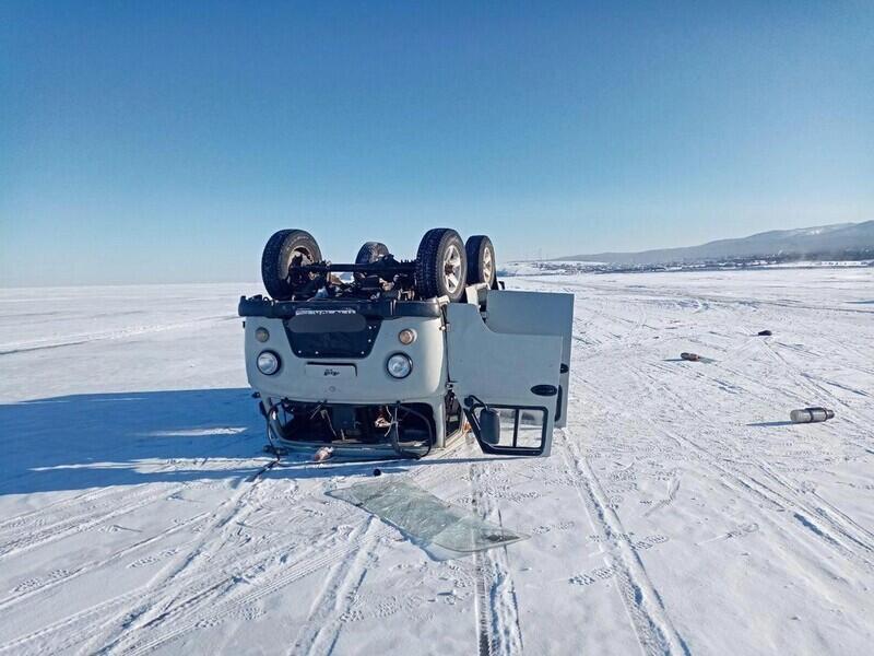 Туристка погибла в перевернувшемся внедорожнике на льду Байкала