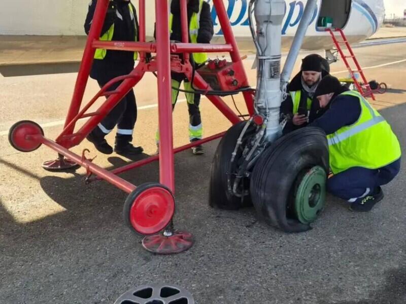 В аэропорту Иркутска у Ан-24 лопнуло колесо при посадке
