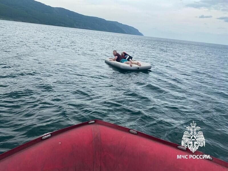 На Байкале мужчину с ребенком унесло на надувном матрасе