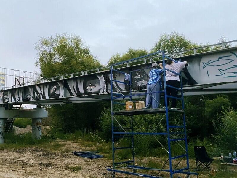 На мосту в Иркутске появится мурал с Байкалом, нерпой и омулем