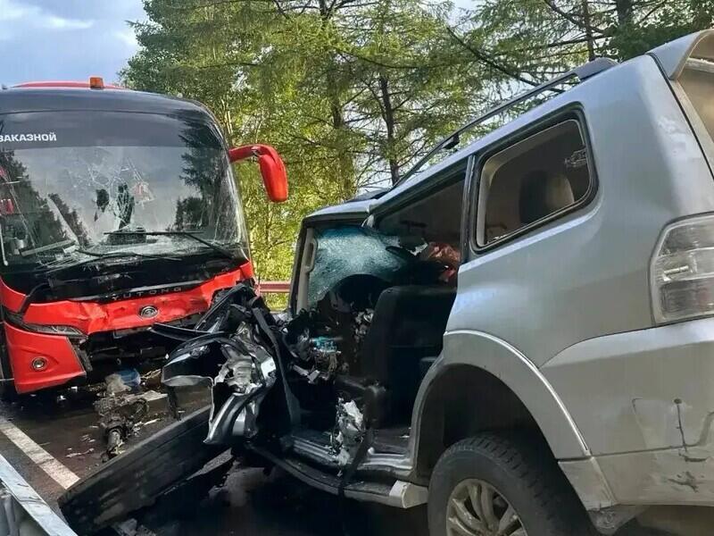 Туристический автобус попал в аварию на Байкале: есть погибший