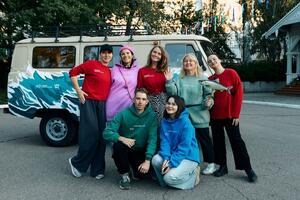 Уличная галерея из расписанных колонн появилась на Нижней набережной Иркутска