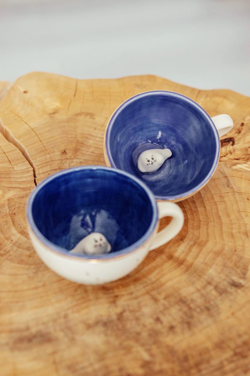 Хит «Таволги» — фарфоровые кружки ручной работы с нерпами на дне. Фото: tavolga-ceramics.ru 
